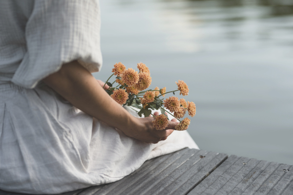 officiant de cérémonie, je trouve des mots doux pour vous réconforter après un décès et rendre un bel hommage au défunt ou à la défunte.