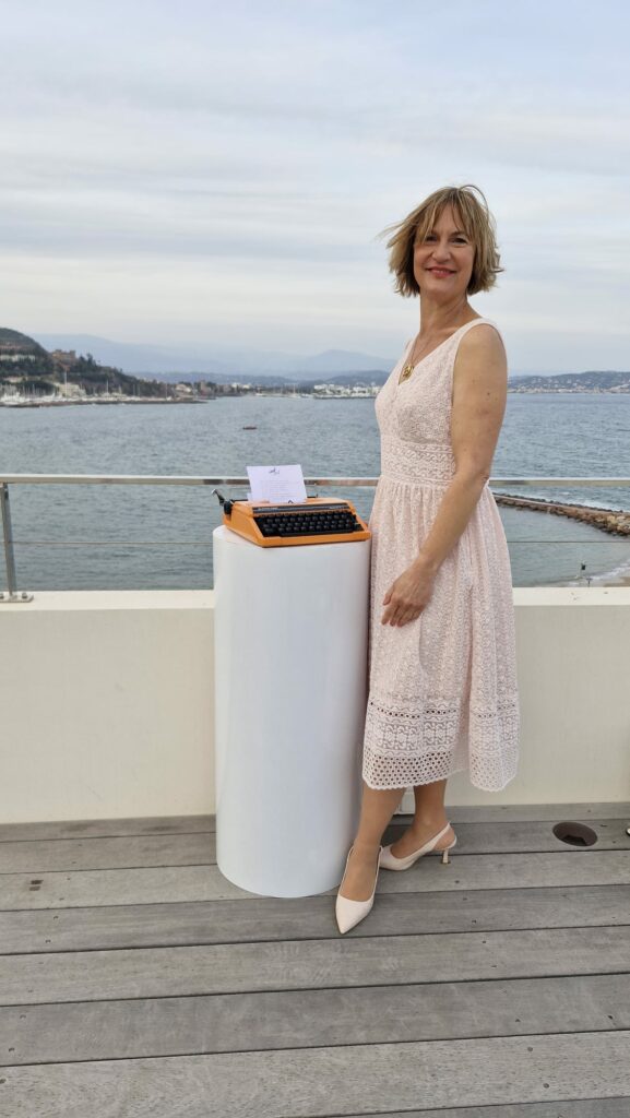 Pendant le vin d'honneur, Emma Blue écrit des poèmes personnalisés tapés à la machine à écrire